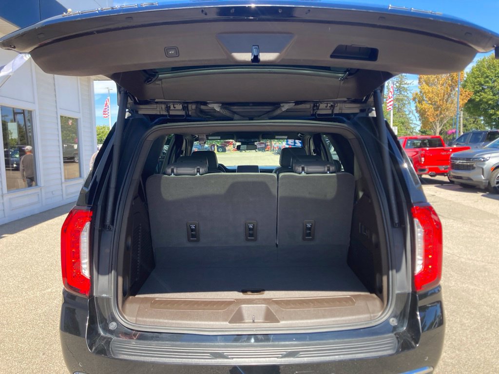 Certified 2023 GMC Yukon SLT w/ SLT Luxury Package AWD/4WD image 10