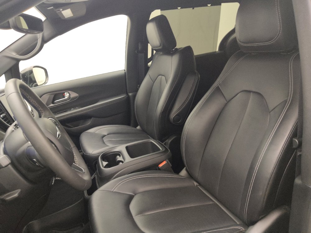 Used 2025 Chrysler Pacifica Select FWD image 17