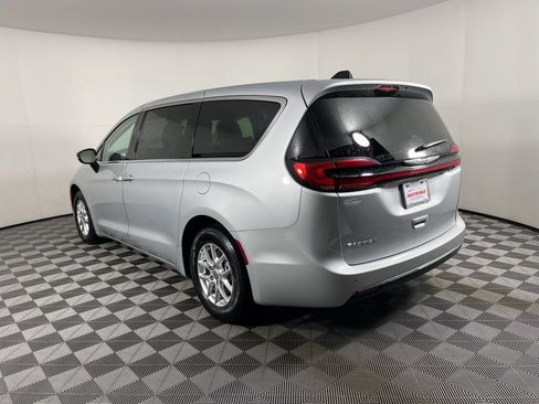 Used 2024 Chrysler Pacifica Touring-L image 14