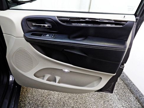 Used 2019 Dodge Grand Caravan SXT FWD image 11