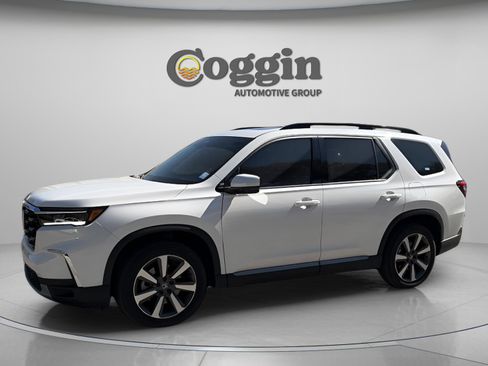 Used 2025 Honda Pilot Touring image 1