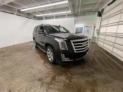 Used 2015 Cadillac Escalade Luxury image 8