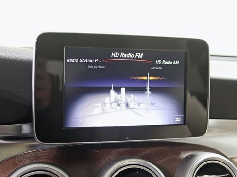 Used 2019 Mercedes-Benz GLC 300 4MATIC image 21