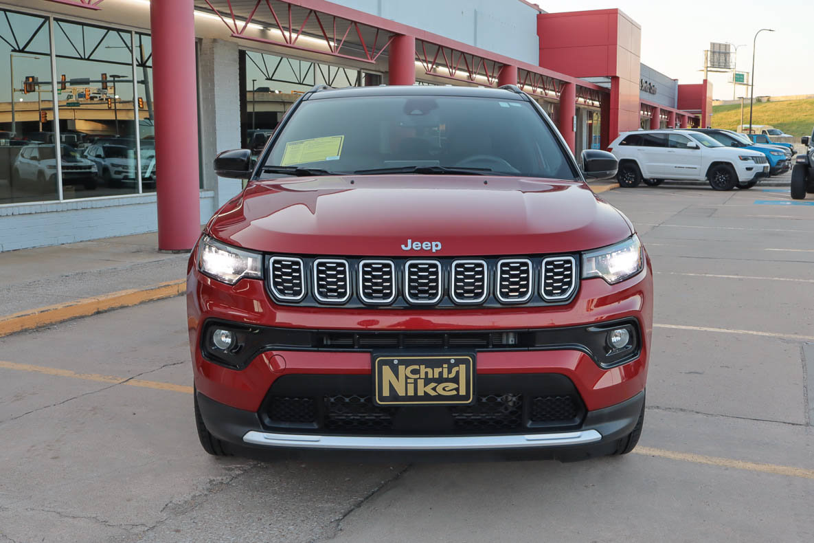 Used 2025 Jeep Compass Limited AWD/4WD image 3