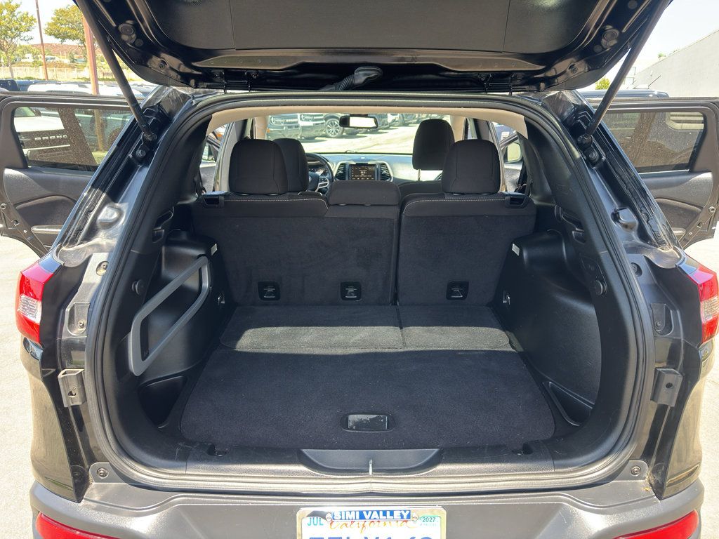 Used 2017 Jeep Cherokee Latitude FWD image 17
