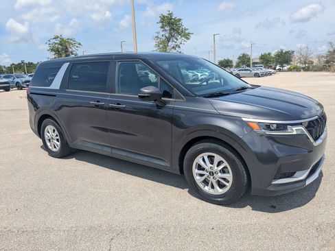 Used 2022 Kia Carnival LX FWD image 2