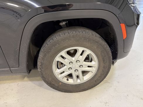 Used 2024 Jeep Grand Cherokee Laredo AWD/4WD image 11