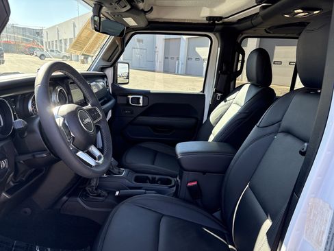 Used 2023 Jeep Wrangler Sahara image 18