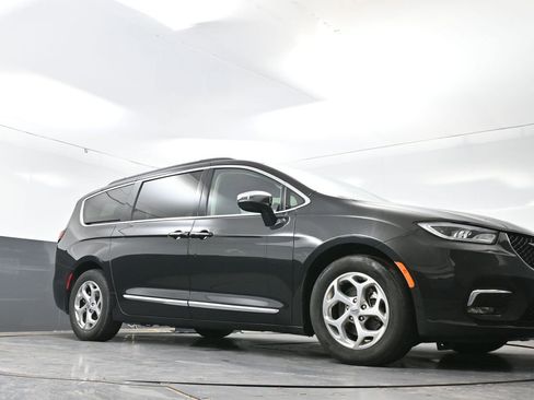 Used 2023 Chrysler Pacifica Limited FWD image 51