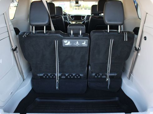 Used 2017 Chrysler Pacifica Premium image 38