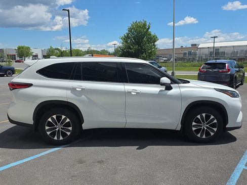 Used 2022 Toyota Highlander XLE AWD/4WD image 12