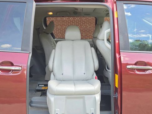 Used 2013 Toyota Sienna XLE image 17