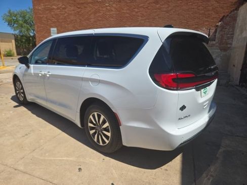 Used 2024 Chrysler Pacifica Limited FWD image 5