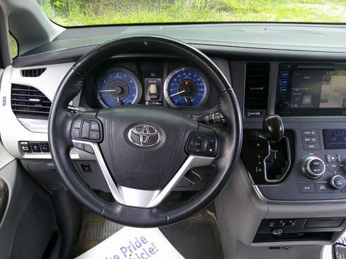 Used 2015 Toyota Sienna XLE Premium image 30