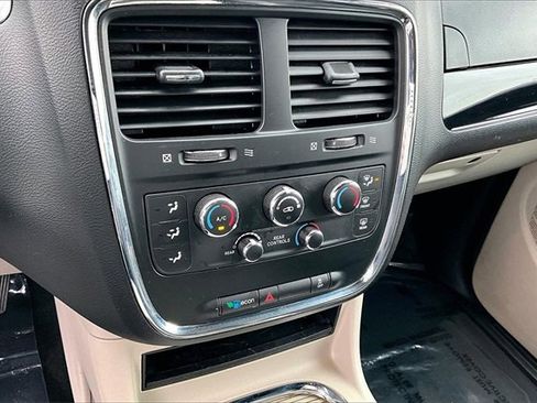 Used 2019 Dodge Grand Caravan SXT image 14