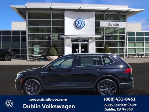 Used 2023 Volkswagen Tiguan SE w/ Panoramic Sunroof Package FWD image 7
