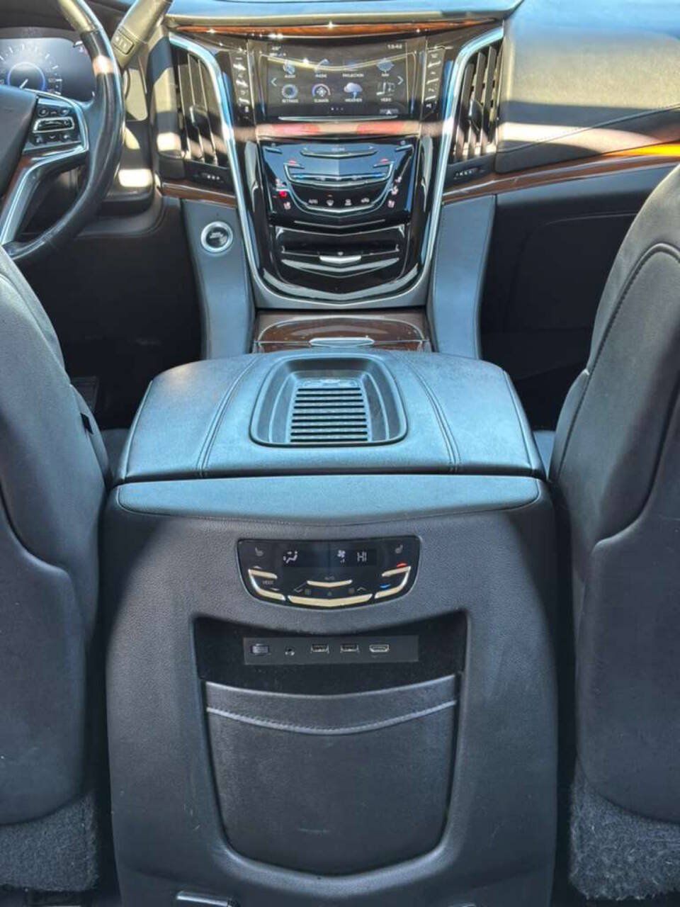 Used 2019 Cadillac Escalade ESV Luxury w/ LPO, Radiant Package AWD/4WD image 30