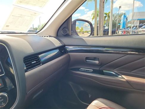 Used 2018 Mitsubishi Outlander SEL image 29