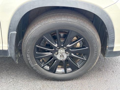 Used 2019 Toyota Highlander SE w/ Nightshade Edition FWD image 26