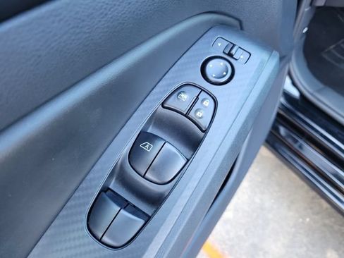 Used 2025 Nissan Altima 2.5 SV FWD image 13