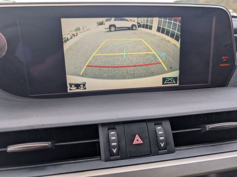 Used 2019 Lexus ES 300h w/ Premium Package image 14