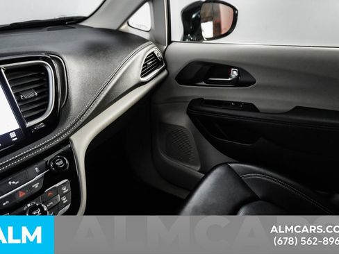 Used 2024 Chrysler Pacifica Select image 42