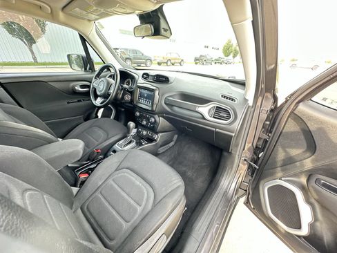 Used 2019 Jeep Renegade Latitude w/ Cold Weather Group AWD/4WD image 29