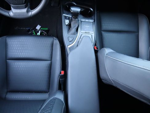 Used 2022 Lexus UX 200 image 8
