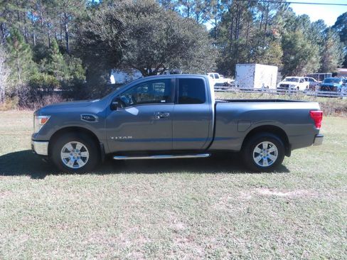 Used 2017 Nissan Titan SV image 1