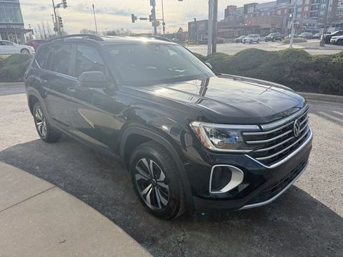 Used 2024 Volkswagen Atlas SE image 3