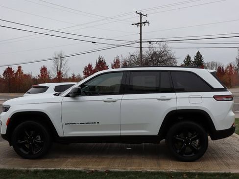 New 2025 Jeep Grand Cherokee Altitude image 24