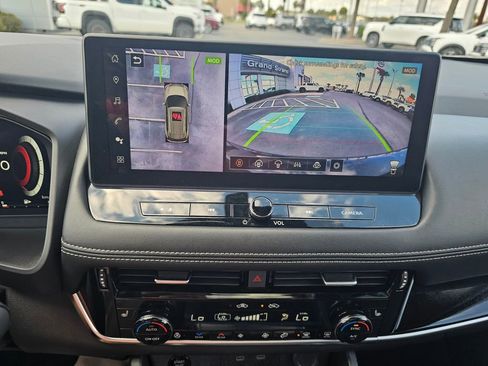 Used 2025 Nissan Rogue SL w/ Tech Package image 29