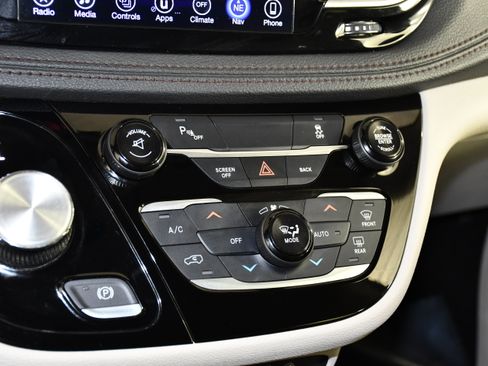 Used 2017 Chrysler Pacifica Limited FWD image 29