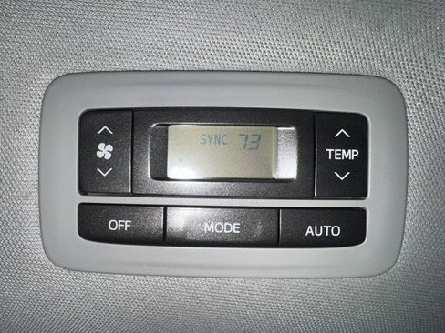 Used 2018 Toyota Sienna LE w/ Carpet Mat Package image 30