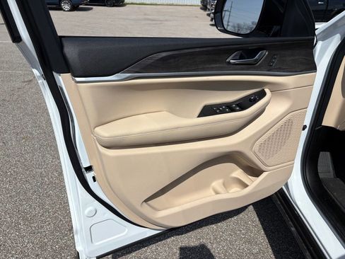New 2025 Jeep Grand Cherokee L Limited AWD/4WD image 9