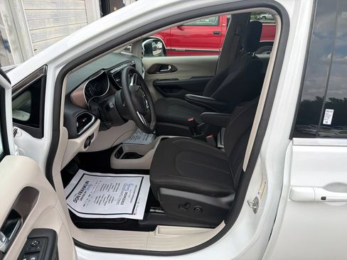 Used 2023 Chrysler Voyager LX FWD image 13