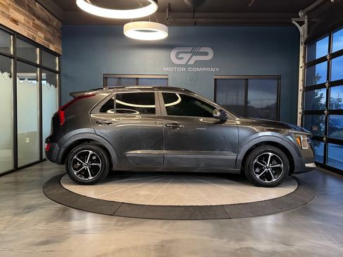 Used 2024 Kia Niro EX FWD image 2