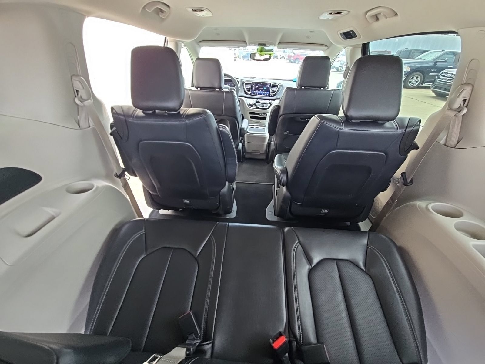 Used 2024 Chrysler Pacifica Limited FWD image 14