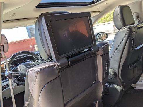 Used 2022 Chrysler Pacifica Limited w/ Uconnect Theater Family Group FWD image 23