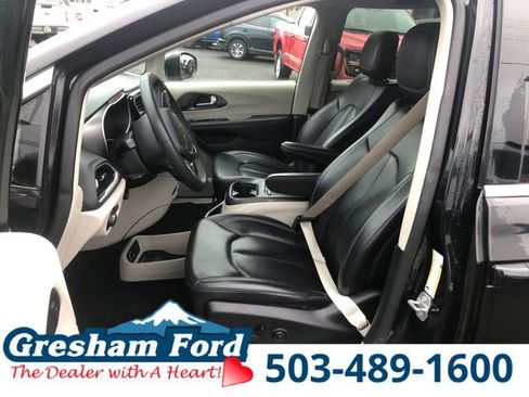 Used 2023 Chrysler Pacifica Touring-L FWD image 15