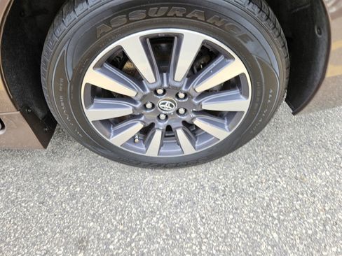 Used 2019 Toyota Sienna Limited Premium FWD image 6