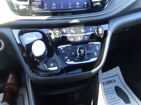Used 2026 Chrysler Pacifica Limited FWD image 27