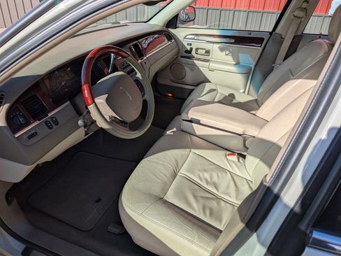 Used 2005 Lincoln Town Car Signature Limited image 11