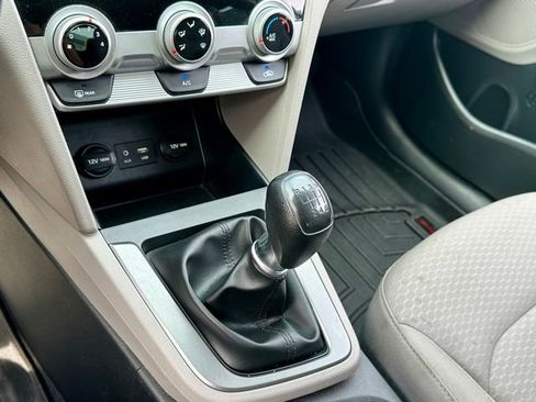 Used 2019 Hyundai Elantra SE FWD image 26