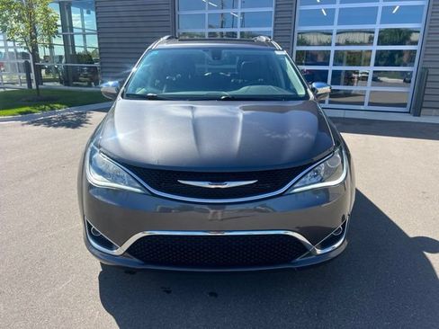 Used 2019 Chrysler Pacifica Limited FWD image 2