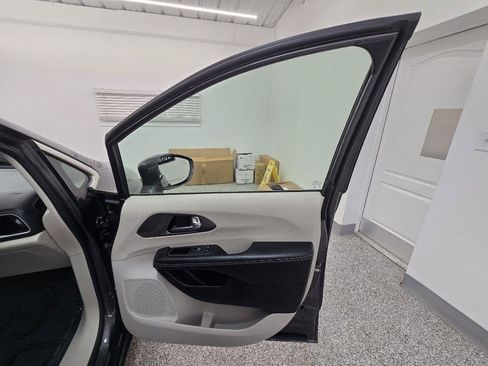 Used 2022 Chrysler Pacifica Touring-L FWD image 28