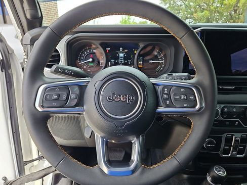 Used 2024 Jeep Wrangler Unlimited Sahara w/ Safety Group AWD/4WD image 10