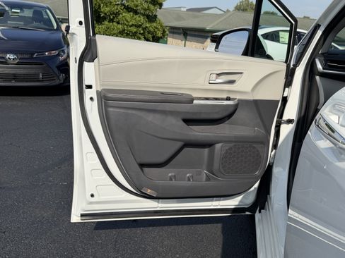 Certified 2024 Toyota Sienna XLE FWD image 24