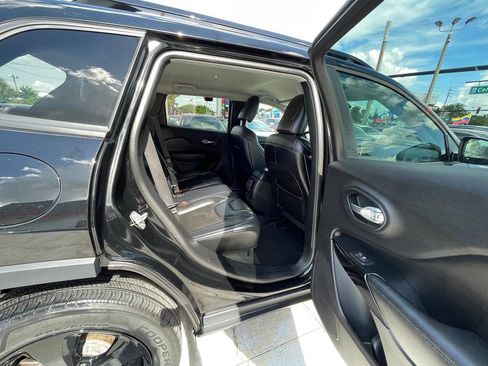 Used 2019 Jeep Cherokee Latitude Plus AWD/4WD image 12