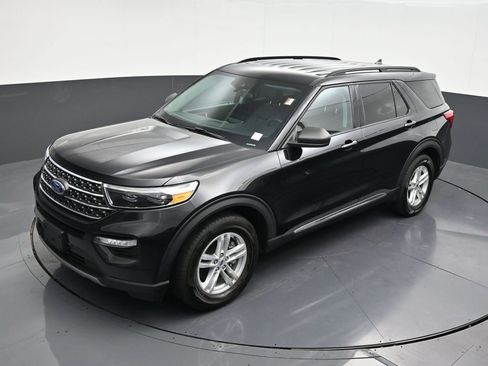 Used 2024 Ford Explorer XLT w/ Equipment Group 202A RWD image 17